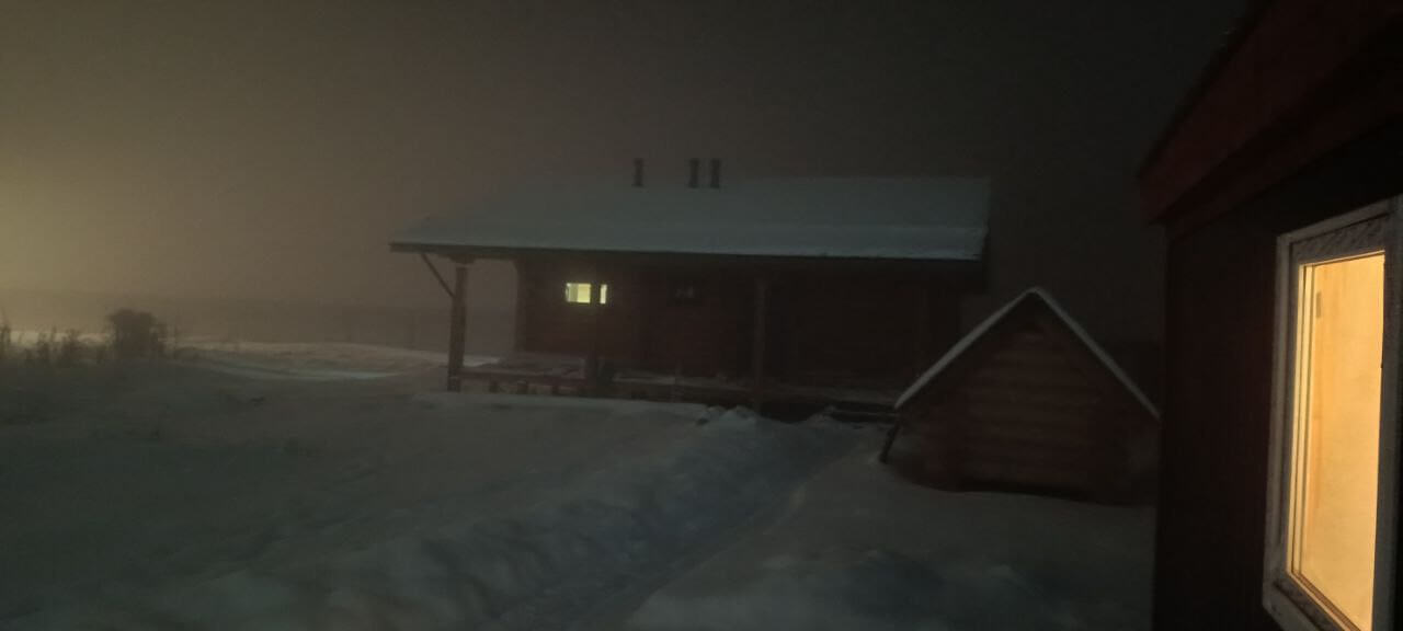 Ночной зимний вид на дом со строны входа на участок